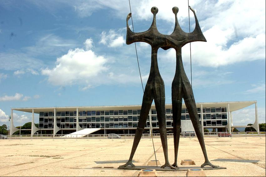  Escultura aos Candangos na Pra