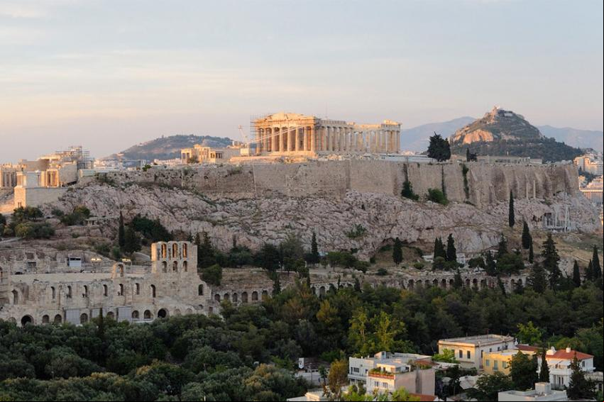 Acropole de Atenas com o Partenon no topo - Foto: Christophe Meneboeuf (Licena-cc-by-sa-3.0)